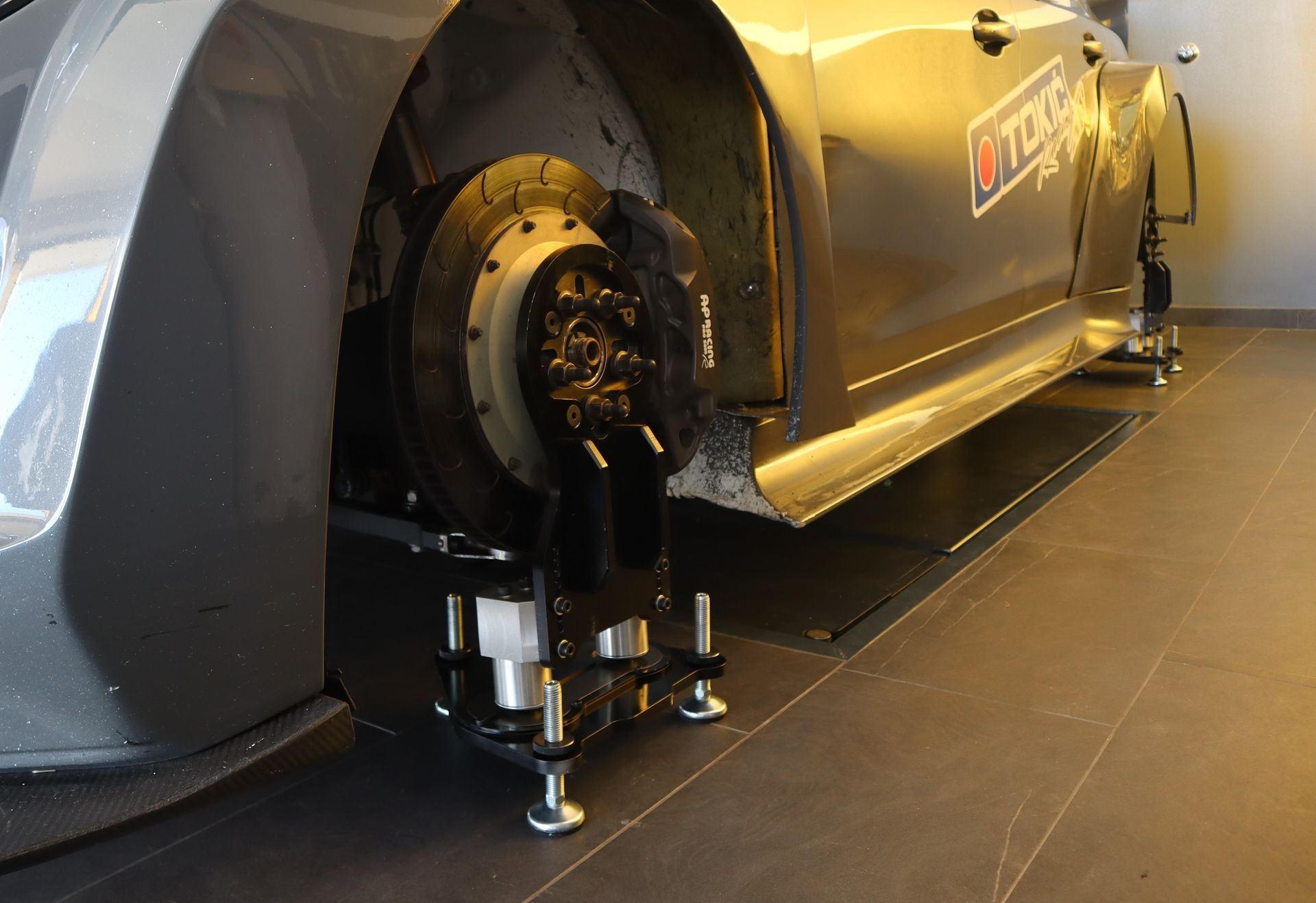 ToeGauge mounted on the vehicle - high precission motorsport wheel alignment and toe measurement equipment