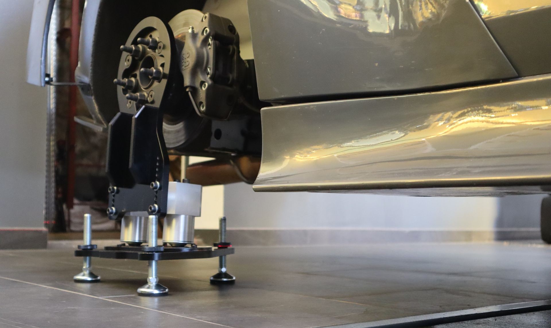 ToeGauge mounted on the vehicle - motorsport wheel alignment and toe measurement equipment